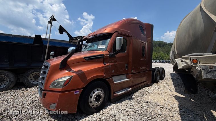 2022 Freightliner Cascadia semi truck - YA3953