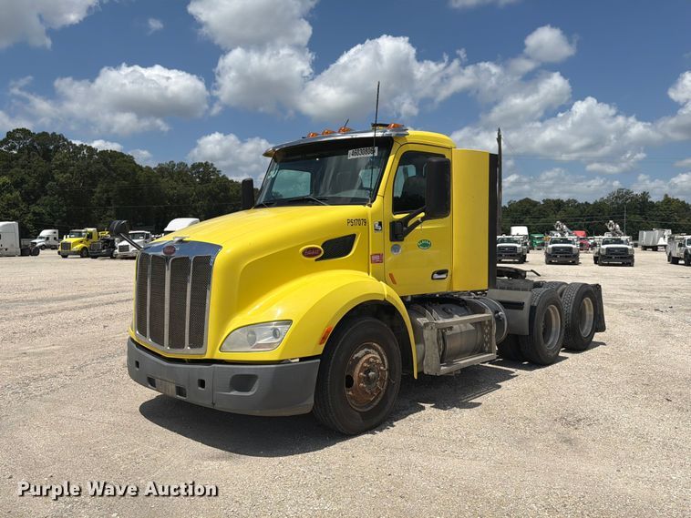 2017 Peterbilt 579 semi truck - YA4054