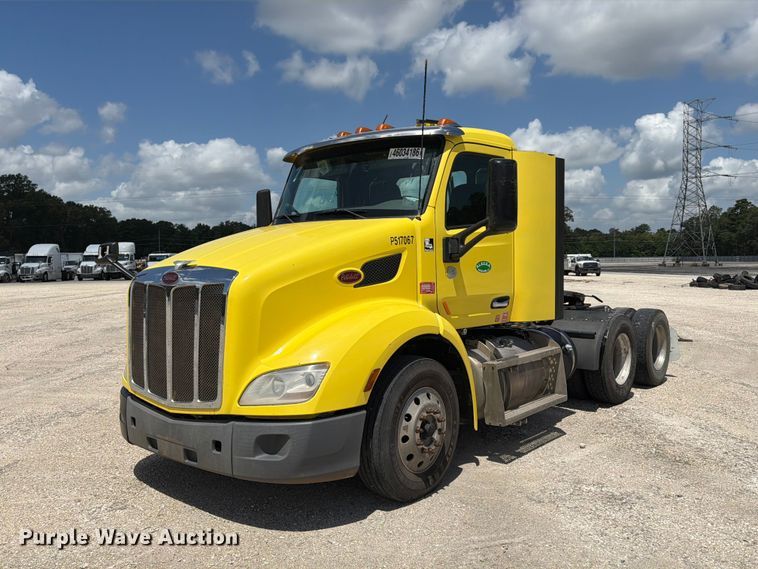 2017 Peterbilt 579 semi truck - YA4055