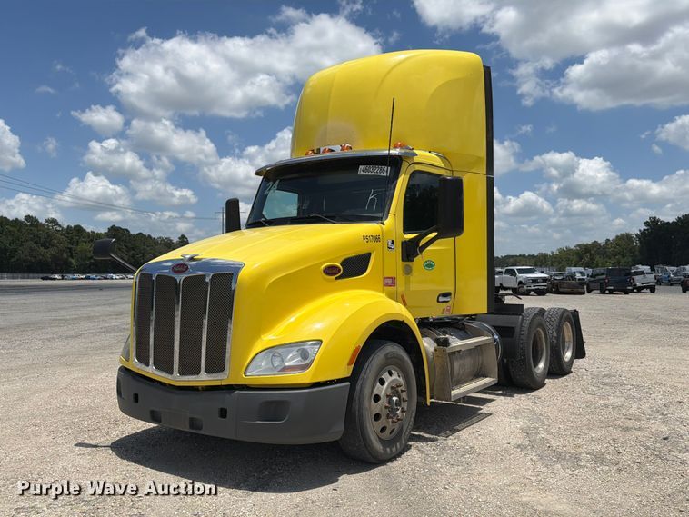 2017 Peterbilt 579 semi truck - YA4056
