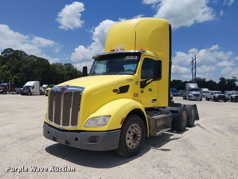 2017 Peterbilt 579 semi truck - YA4058