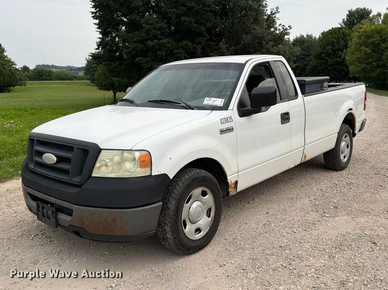 2008 Ford F150 pickup truck - DV8562