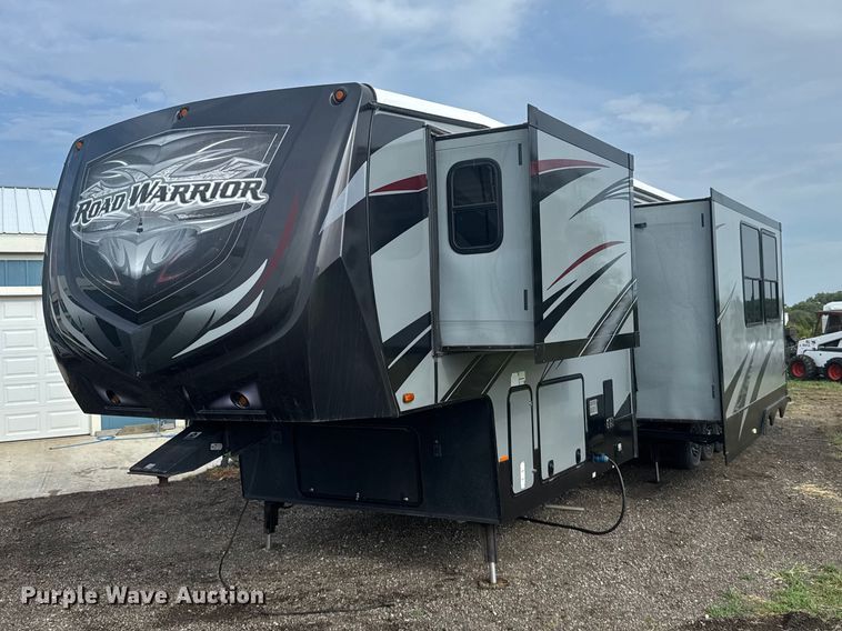 2015 Heartland Road Warrior 4020 toy hauler camper - DY3123