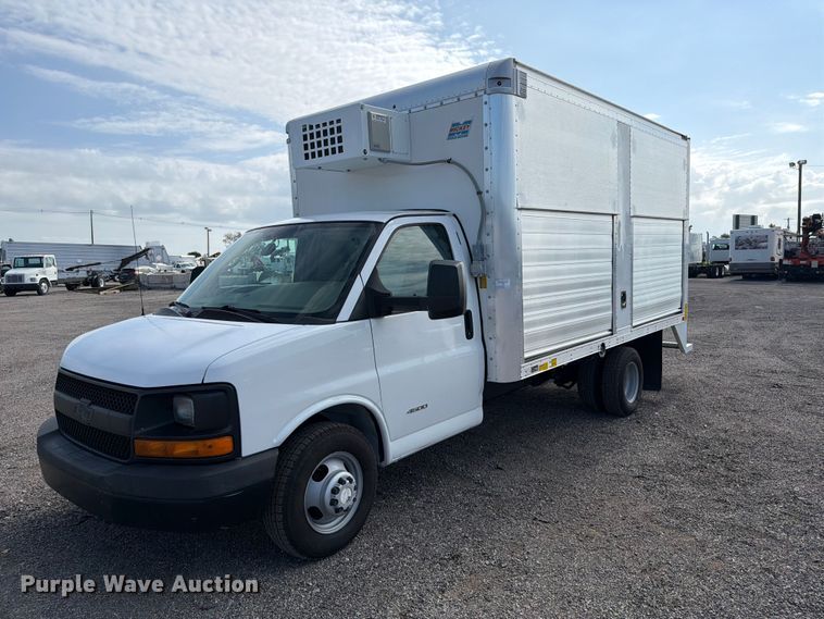 2015 Chevrolet Express 4500 box truck - EG9314