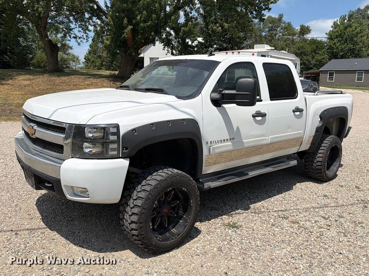 2008 Chevrolet Silverado 1500 Crew Cab pickup truck - ER1898