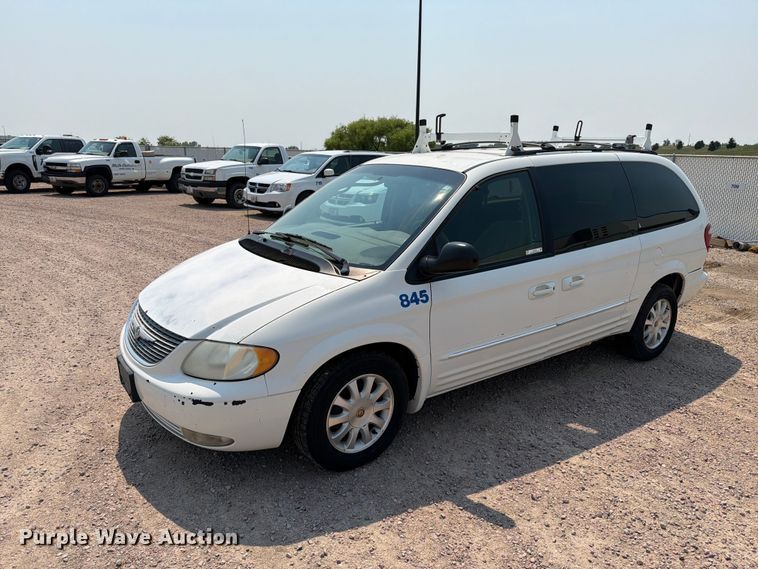 2002 Chrysler Town And Country van - ER1928