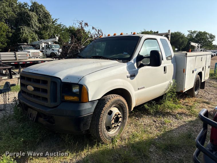2006 Ford F-350 Ext. Cab utility bed pickup truck - ET0328