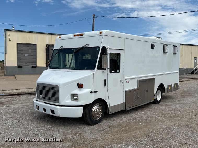 2002 Freightliner MT45 Chassis food truck - ET6371