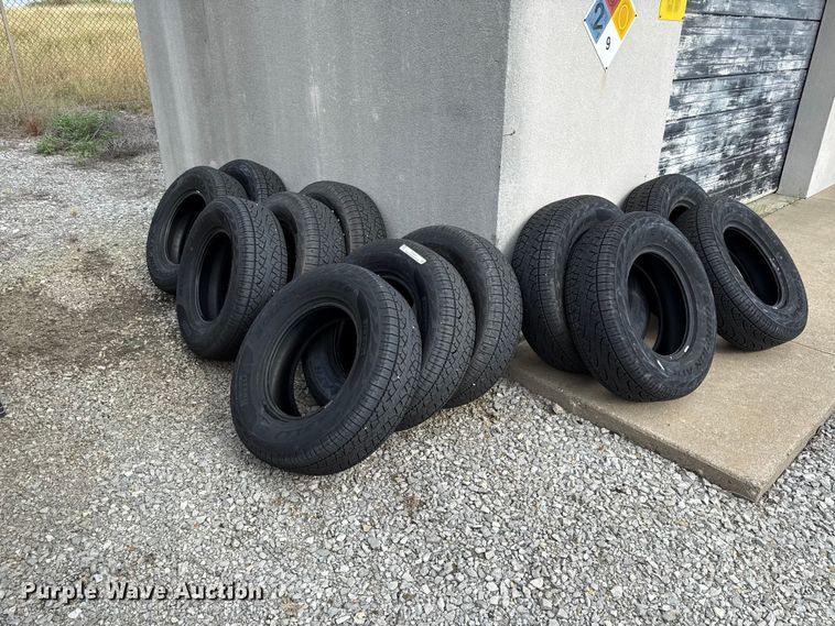 (12) Pirelli 265/70R17 tires - EV6051