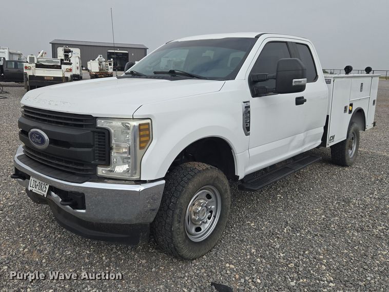 2019 Ford F250 Super Duty Ext. Cab utility bed pickup truck - EW0143