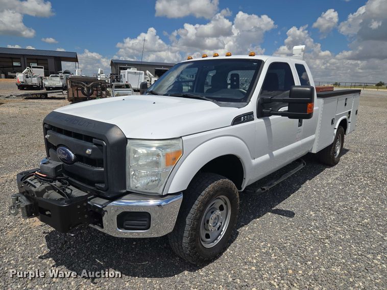 2016 Ford F350 Super Duty Ext. Cab utility bed pickup truck - EW0464