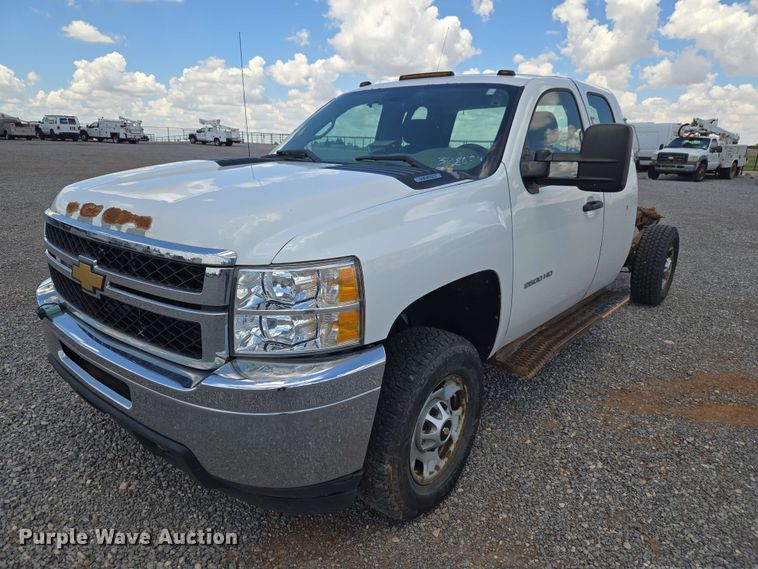 2012 Chevrolet Silverado 2500HD Ext. Cab pickup truck cab and chassis - EW0465