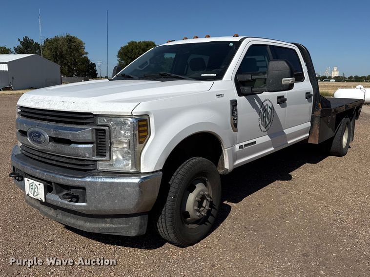 2018 Ford F350  Super Duty XLT Crew Cab flatbed pickup truck - EW4060