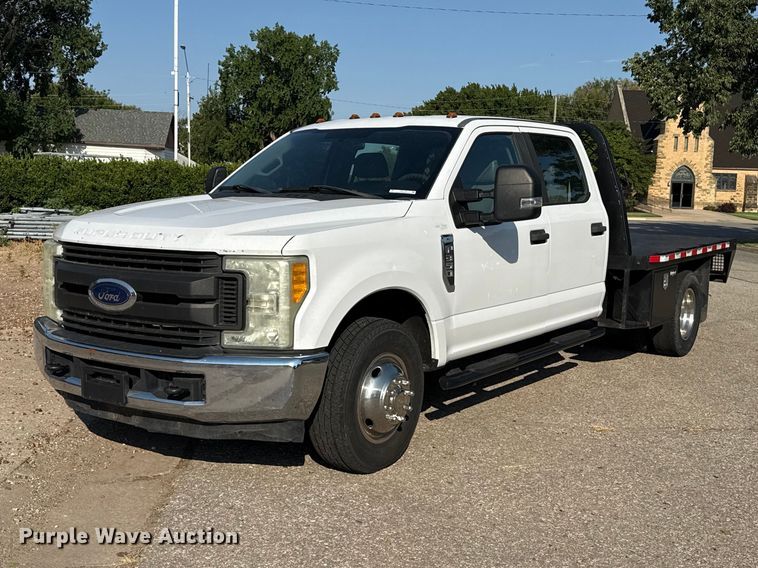 2017 Ford F350 Super Duty XL Crew Cab flatbed pickup truck - EW4149