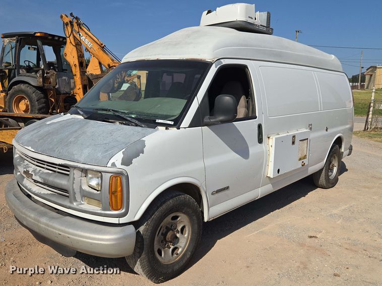 2001 Chevrolet Express 3500 van - EW8610