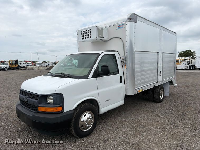 2017 Chevrolet Express 4500 box truck - FB4979