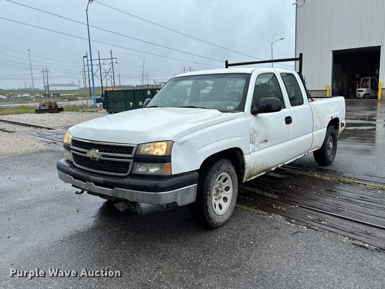 2006 Chevrolet Silverado 1500 Ext. Cab pickup truck - FC1985