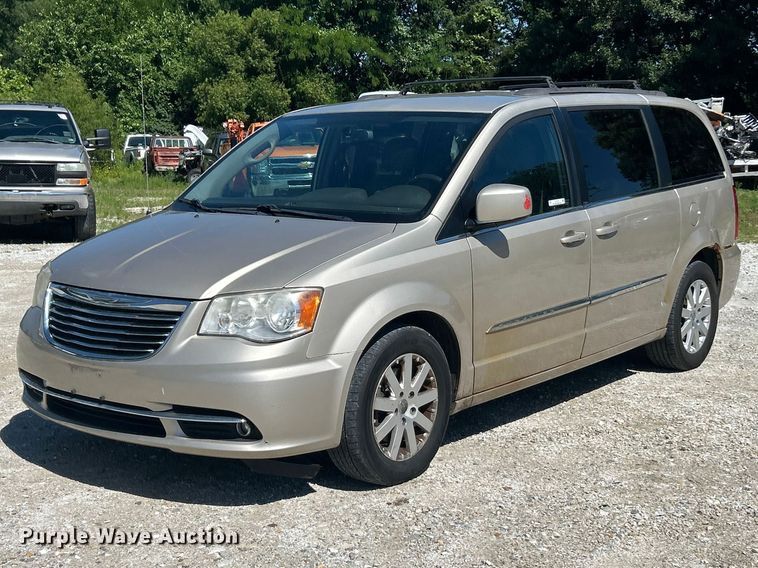 2013 Chrysler Town And Country van - FC2791