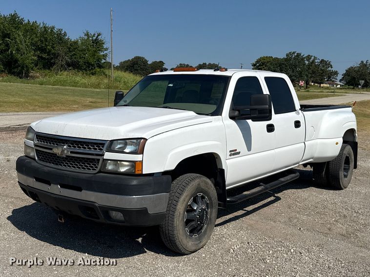 2005 Chevrolet Silverado 3500 Crew Cab pickup truck - FC4085