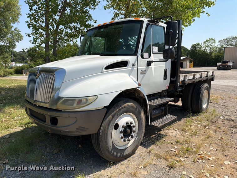 2003 International 4400 flatbed truck - FI0335