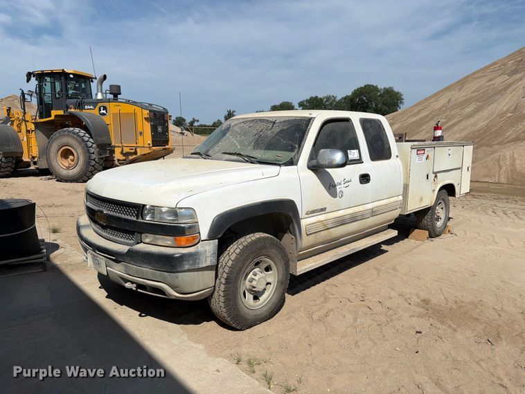 2001 Chevrolet Silverado 2500HD Ext. Cab utility bed pickup truck - FK3281