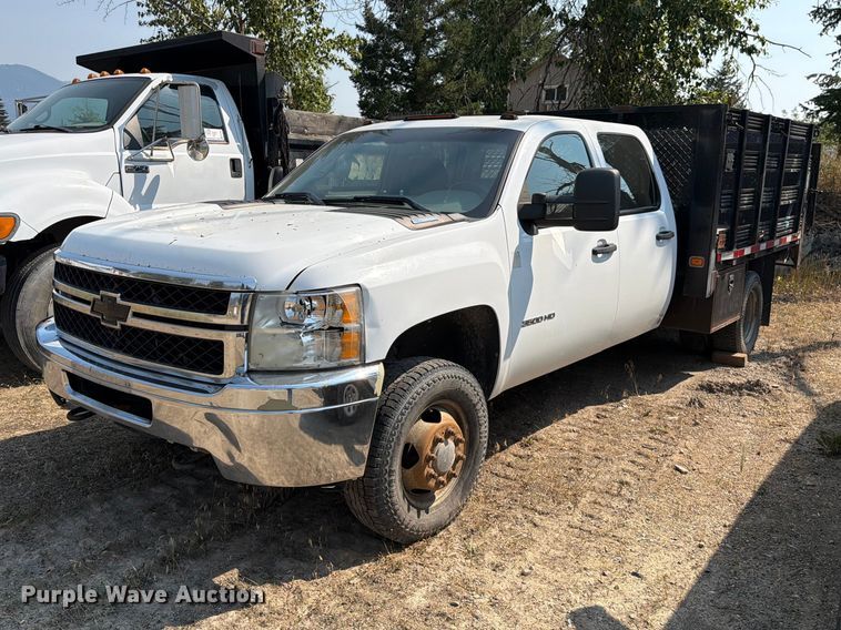 2011 Chevrolet Silverado 3500HD Crew Cab flatbed pickup truck - FK4558