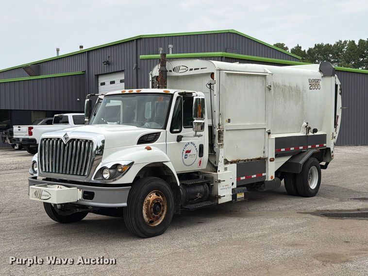 2009 International 7400 SBA refuse truck - FT6119