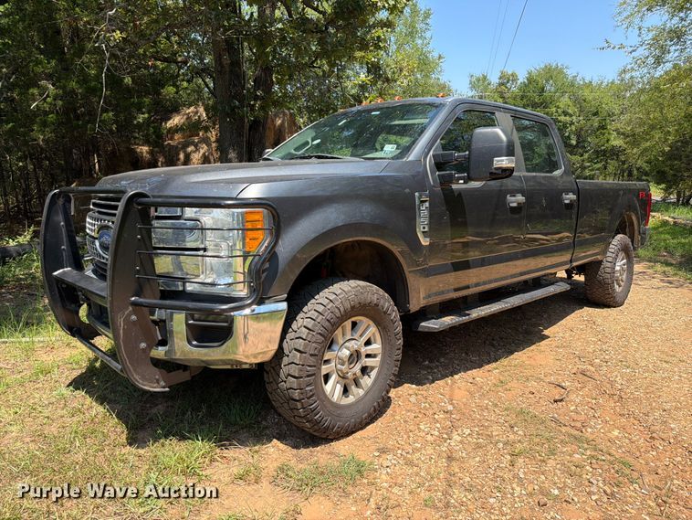 2017 Ford F250 Super Duty Crew Cab pickup truck - FU1001