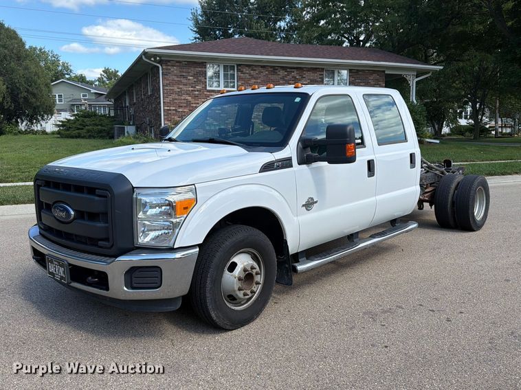 2013 Ford F350 Super Duty Crew Cab pickup truck cab and chassis - OE9652