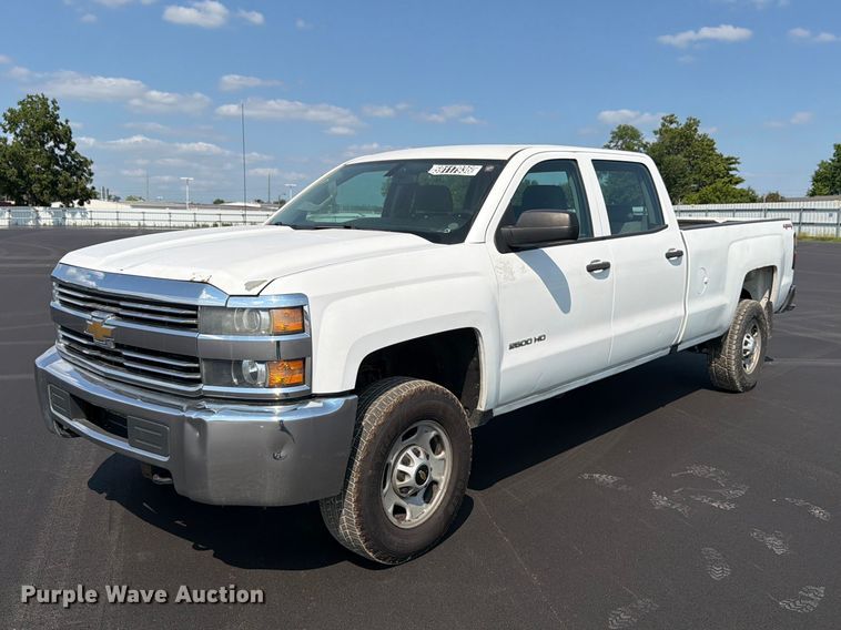 2016 Chevrolet Silverado 2500HD Crew Cab pickup truck - YA4043