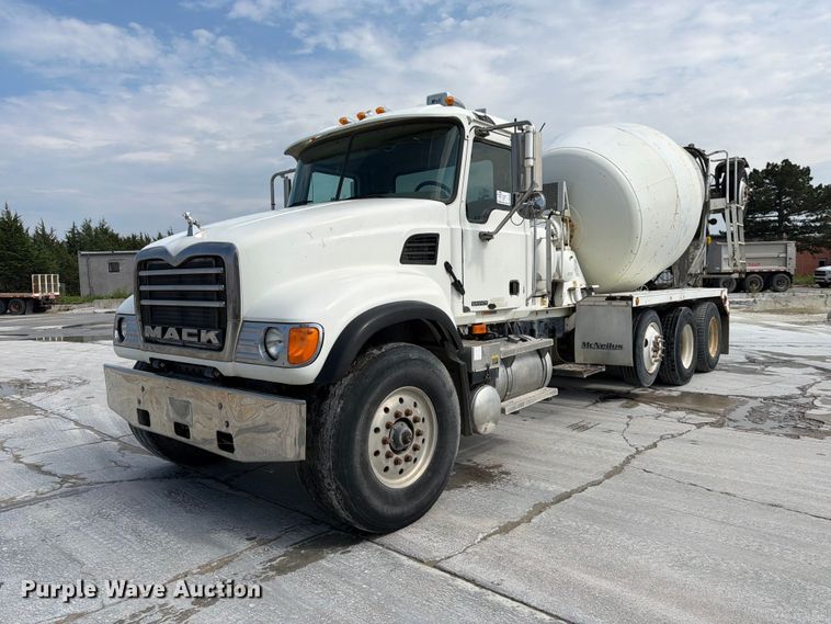 2004 Mack CV713 ready mix truck - DN6646