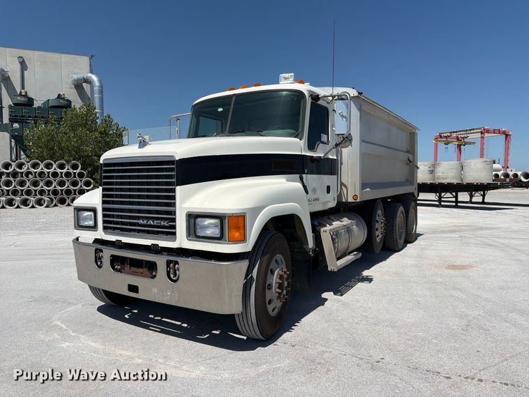 2016 Mack Pinnacle CHU613 dump truck - DN6648