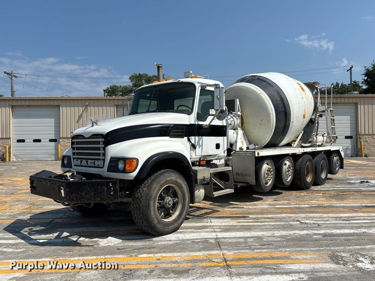 2004 Mack Granite CV713 ready mix truck - DN6666