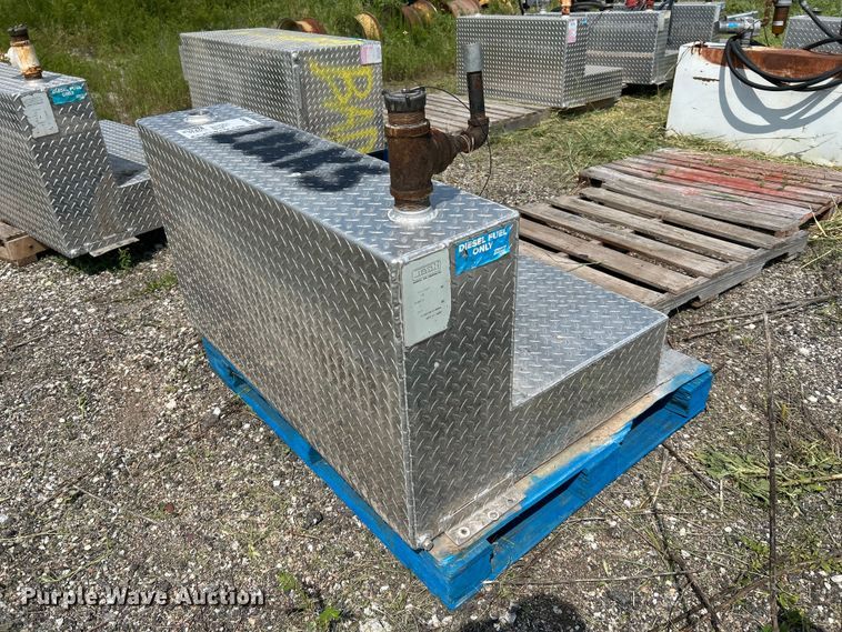 (3) fuel tanks - DN6686
