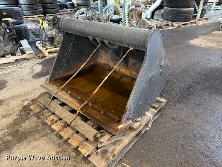 2016 Central Fabricators bucket - DQ7781