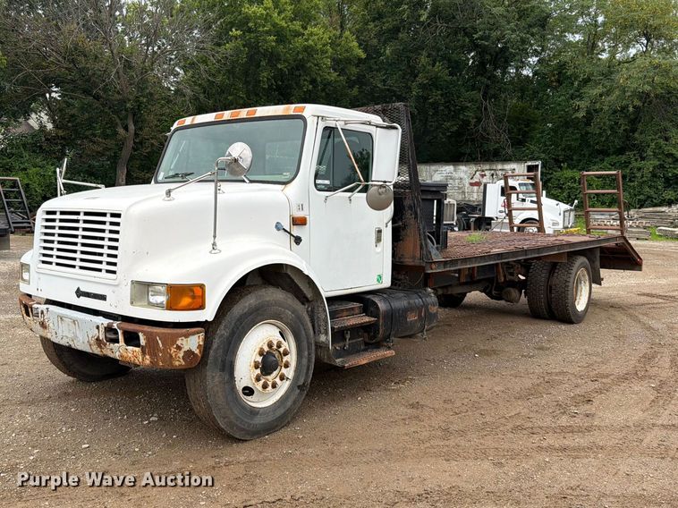 1996 International 4900 flatbed truck - EO8661