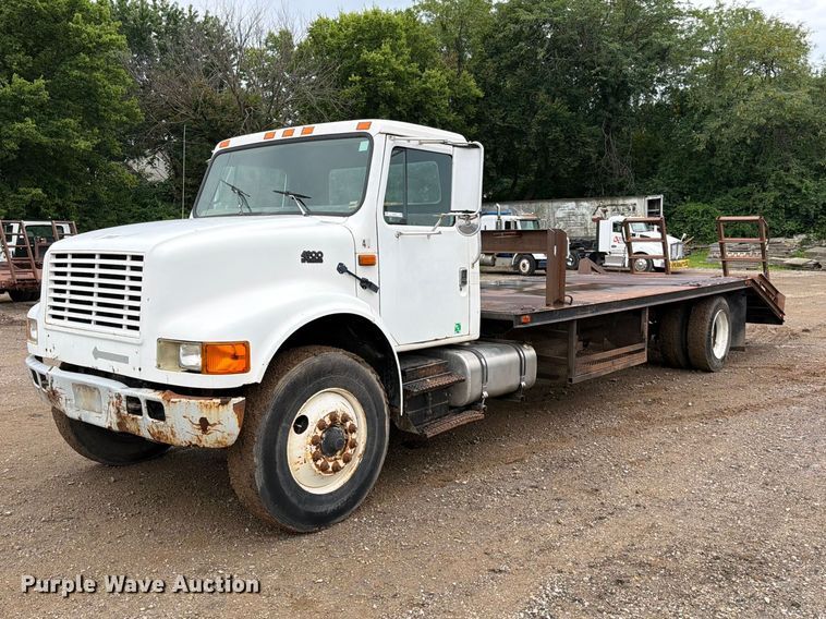 1994 International 4900 flatbed truck - EO8662