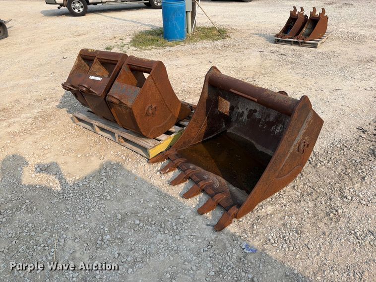 (4) CP backhoe buckets - EO8664