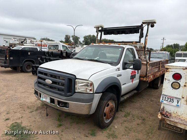 2006 Ford F450 flatbed truck - ER1906