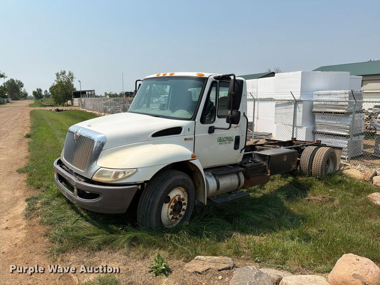 2012 International 4300 truck cab and chassis - ER1930