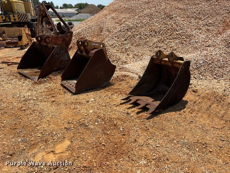 (3) excavator buckets - ER3201