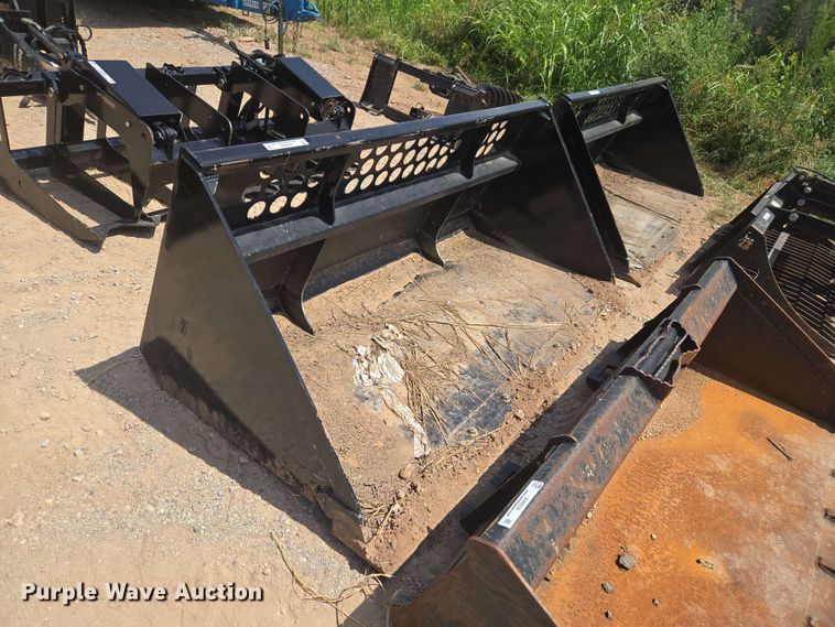 Kubota LM2584 skid steer bucket - EW8540