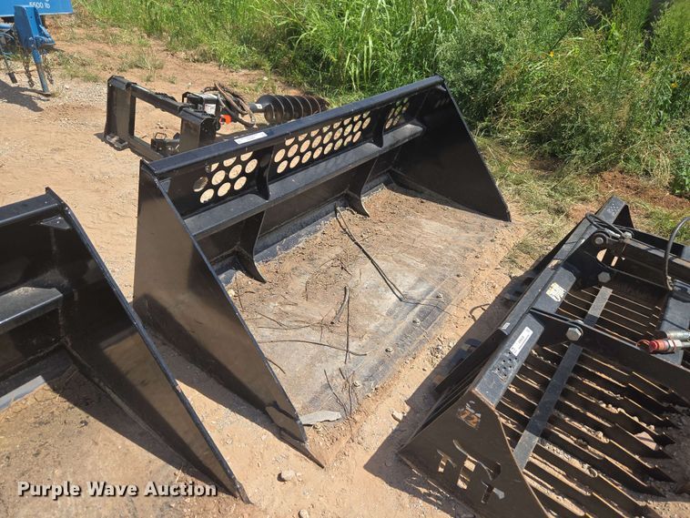 Kubota LM2584 skid steer bucket - EW8541