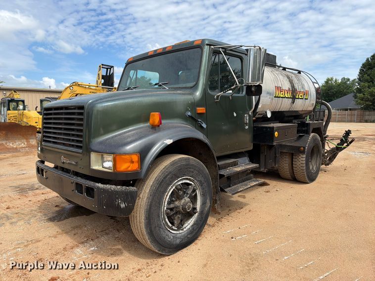 1994 International 4900 oil distributor truck - EX2569