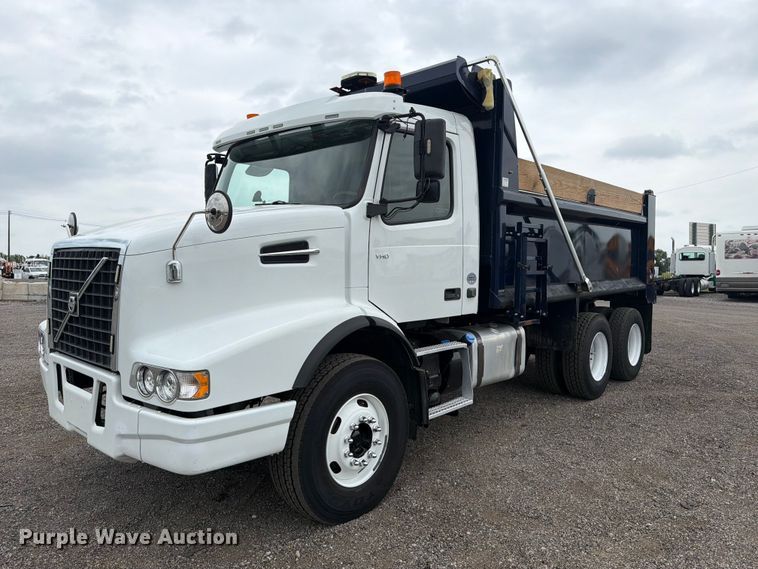 2019 Volvo VHD dump truck - FB4978