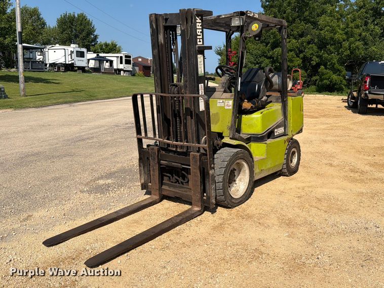 Clark CGP-30 forklift - FB5876