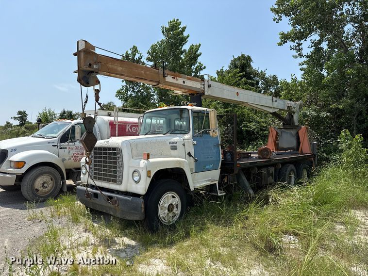 1996 Ford LT9000 crane truck - FC4040