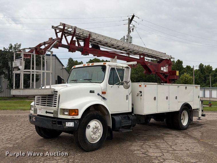 2000 International 4900 bucket truck - FH6294