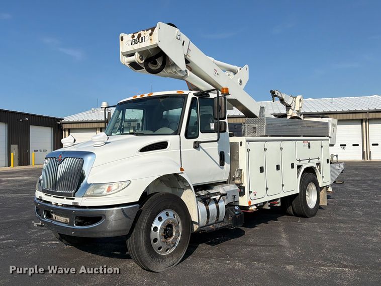 2017 International 4300 bucket truck - FK3033