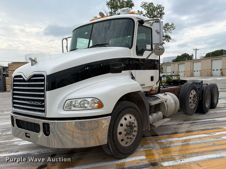 2009 Mack CXU613 semi truck - FK3526